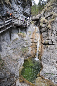 Impressionen vom Burnout-Seminar: Begehung und Meditation Strowolln-Schlucht in St. Martin bei Lofer - Seminar mit Kai Romhardt <span>© Foto Walter, Grieskirchen</span>